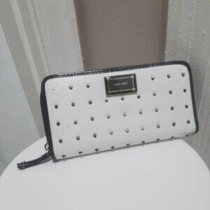 Nine West Black & White Wallet/Wristlet With Leather zip. Zipper Closure. 🌴